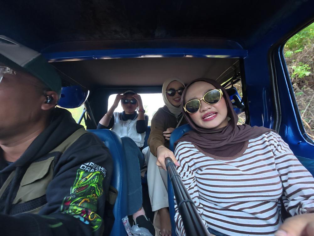 Foto bareng jeep